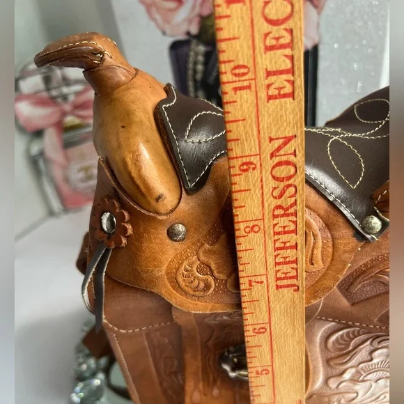 SADDLE vintage Handmade, Artisan Hand Tooled Mexican Leather Shoulder Bag - Picture 6 of 15